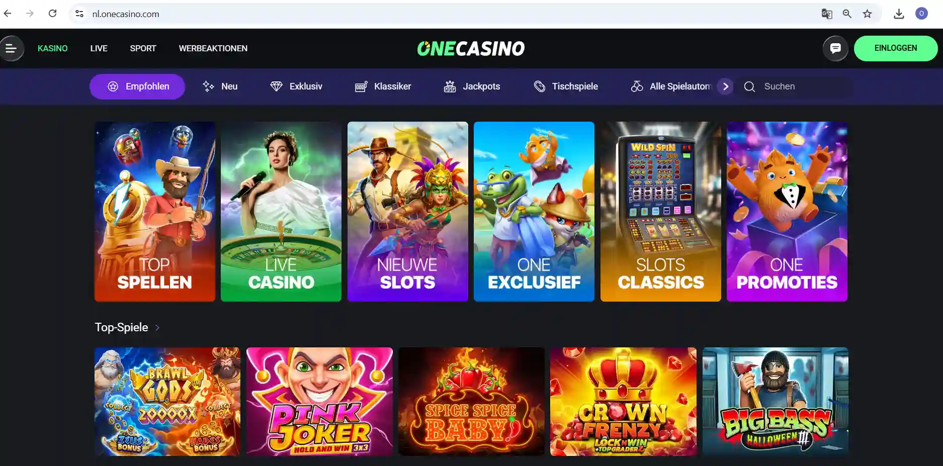 Laptop und Smartphone neben neutralen Casino-Spielkacheln auf einem Schreibtisch